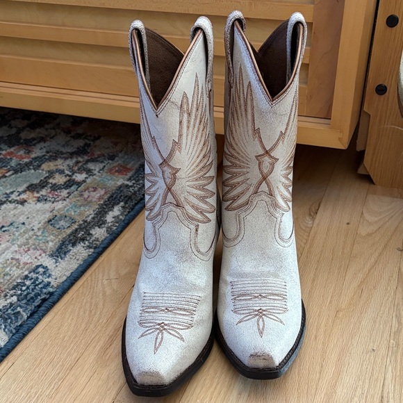 Ariat Cream and Tan Ankle Boots - Picture 1 of 3